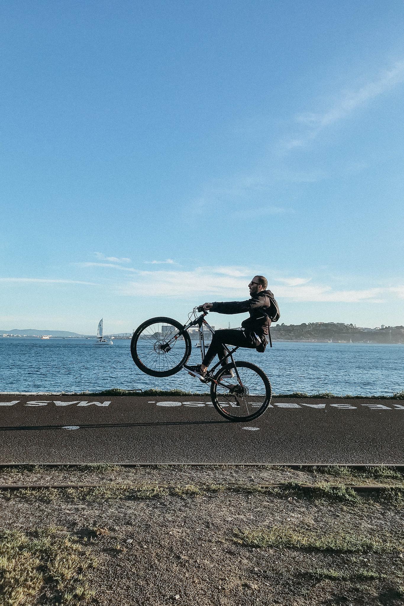 Riverside cycling in Lisbon